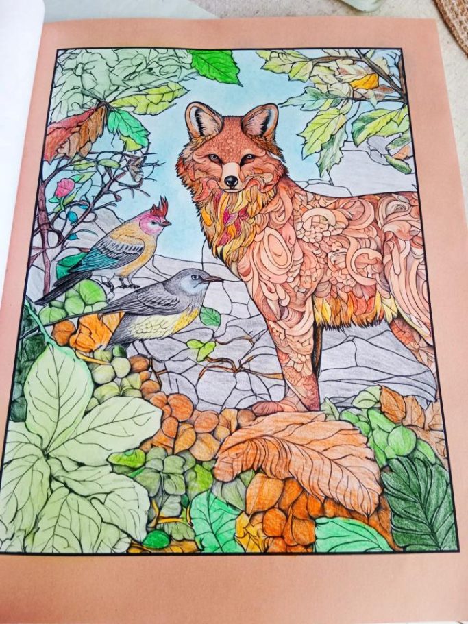 Un renard coloré se tient parmi des feuilles et des oiseaux dans un décor naturaliste.