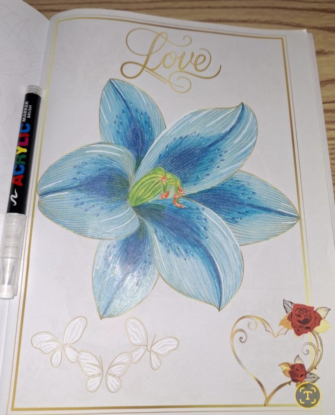 Fleur bleue avec des détails floraux et le mot "Love" en haut.