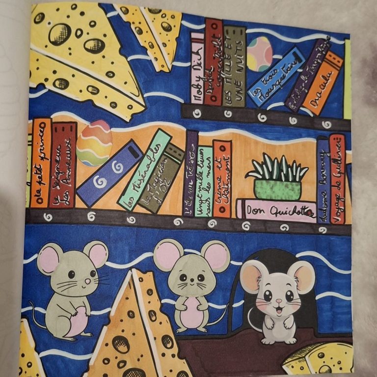 Deux souris mignonnes entourées de fromage et de livres colorés.